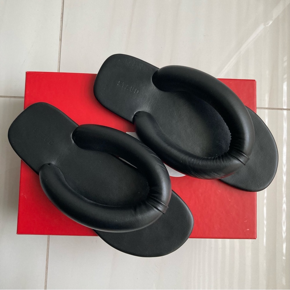 STAUD | ‘Rita’ Black Padded Leather Thong Sandals Flatform Slides 38